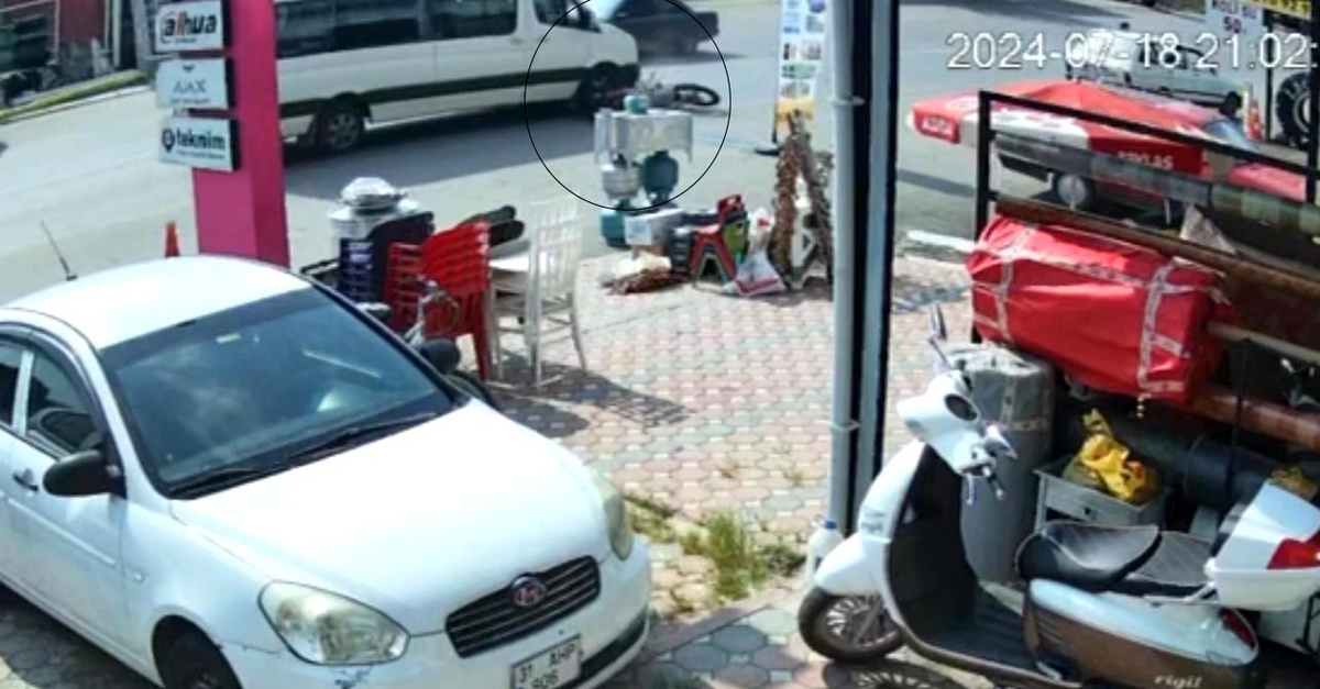 Dörtyol\'da Motosiklet Kazası: Sürücü Minibüs Altında Hayatını Kaybetti
