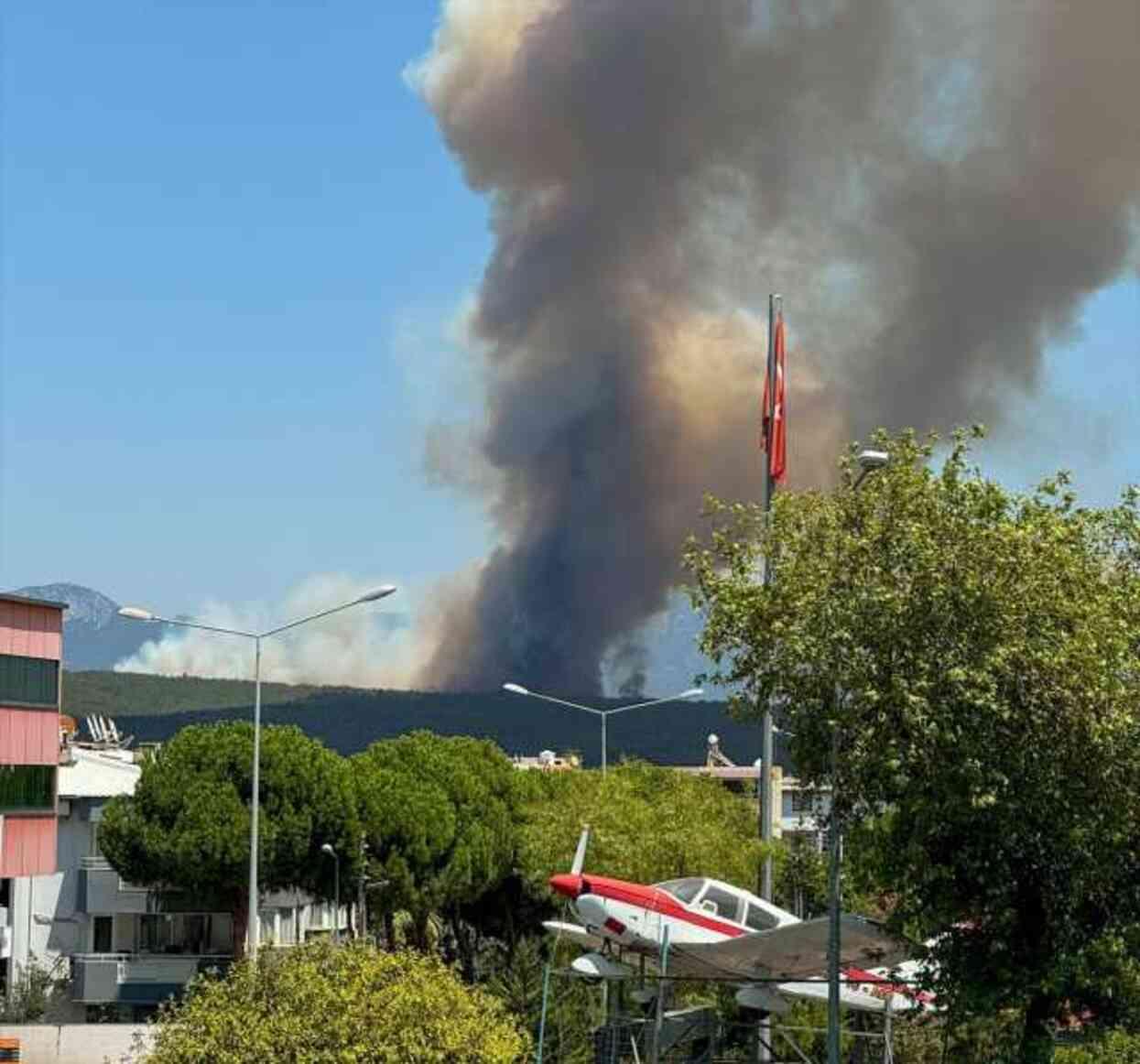 İzmir'de orman yangını! Alevler Adnan Menderes Havalimanı'na kadar yaklaştı, seferler iptal edildi