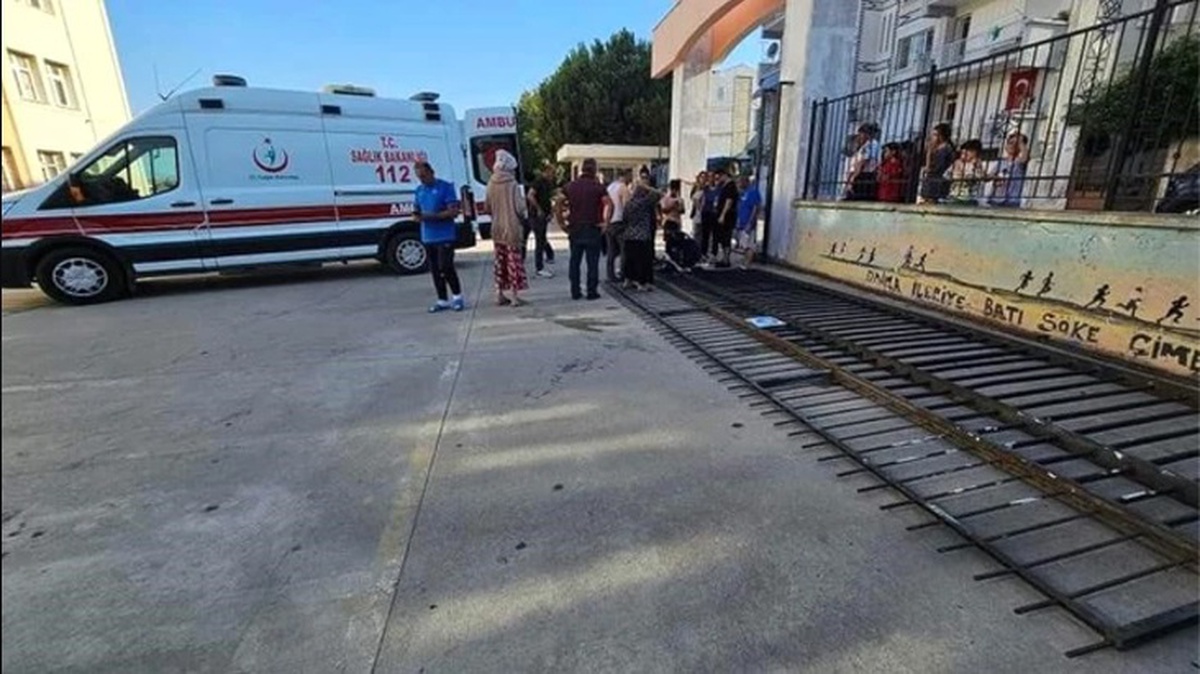 Okulun yüzlerce kiloluk demir kapısı çocuğun üzerine düştü