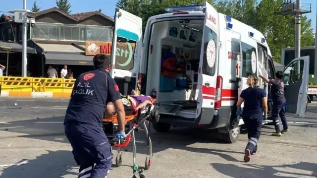 Kamyon ışıkta bekleyen otomobillerin arasına daldı: 2 kardeş öldü, anne ağır yaralı