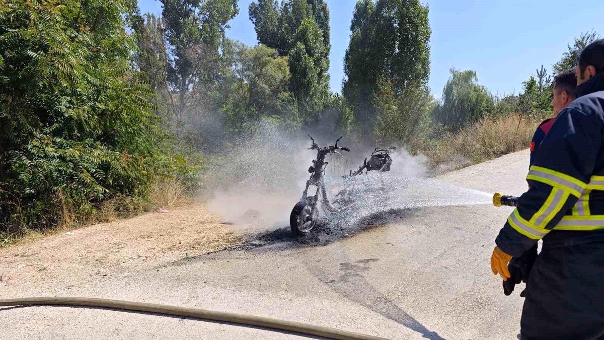 Bilecik\'te Motosiklet Yangını İtfaiye Tarafından Söndürüldü