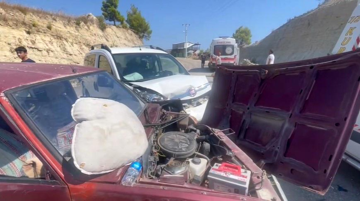 Manavgat\'ta otomobil ile hafif ticari araç çarpıştı: 2 yaralı