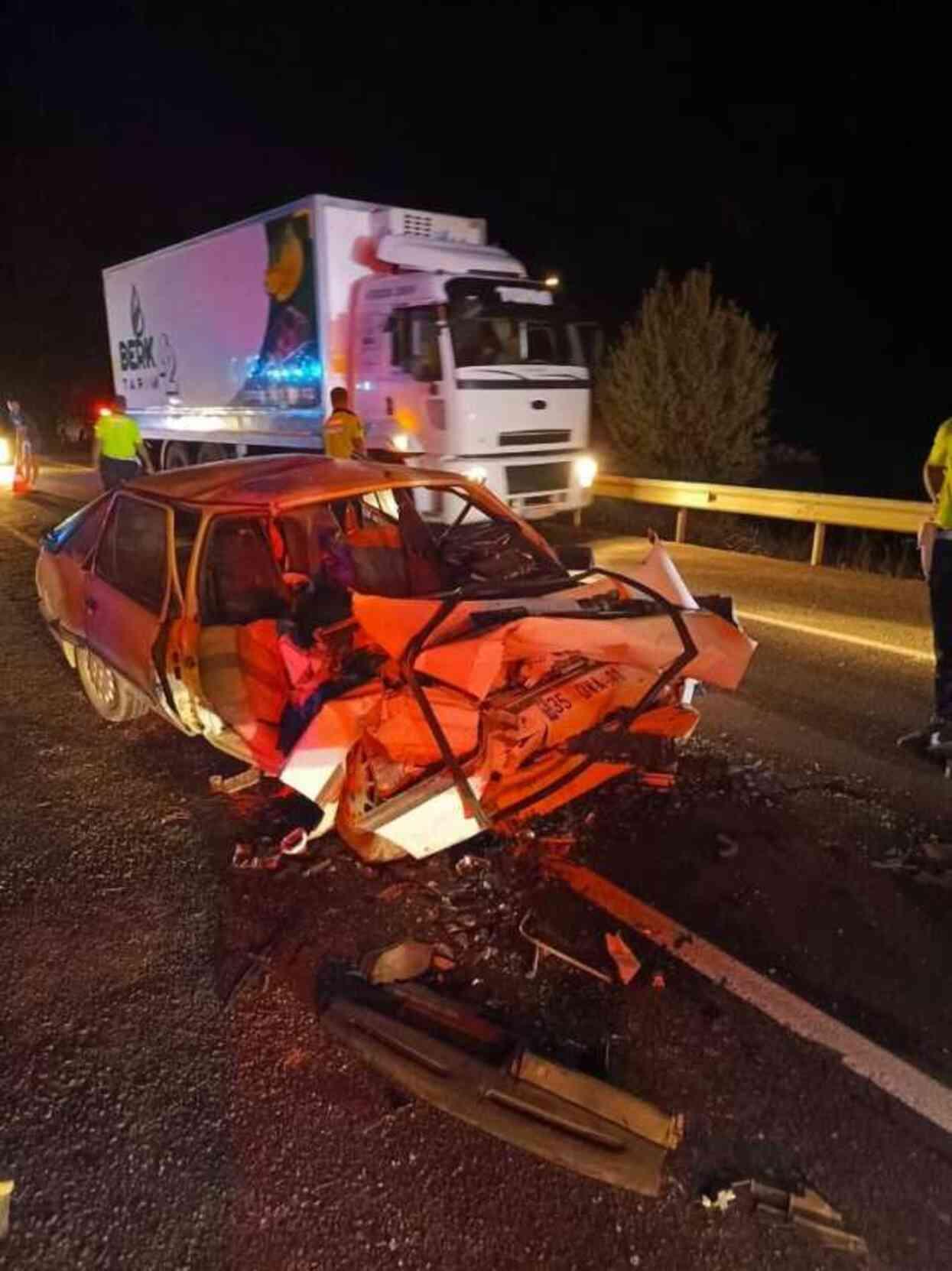 Otomobiller kafa kafaya çarpıştı! 2'si çocuk 3 kişi hayatını kaybetti, 10 kişi yaralandı