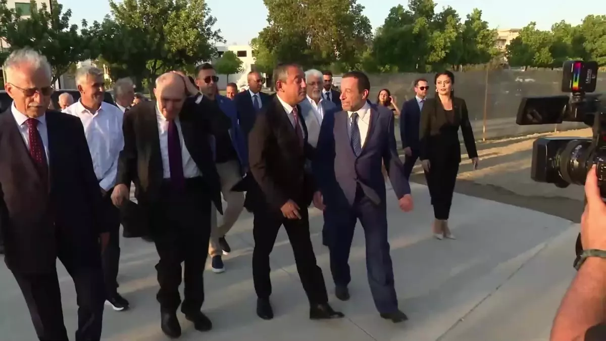 CHP Genel Başkanı Özgür Özel, Kıbrıs Barış Harekatı\'nın 50. yıl dönümünde anıt mezarları ziyaret etti