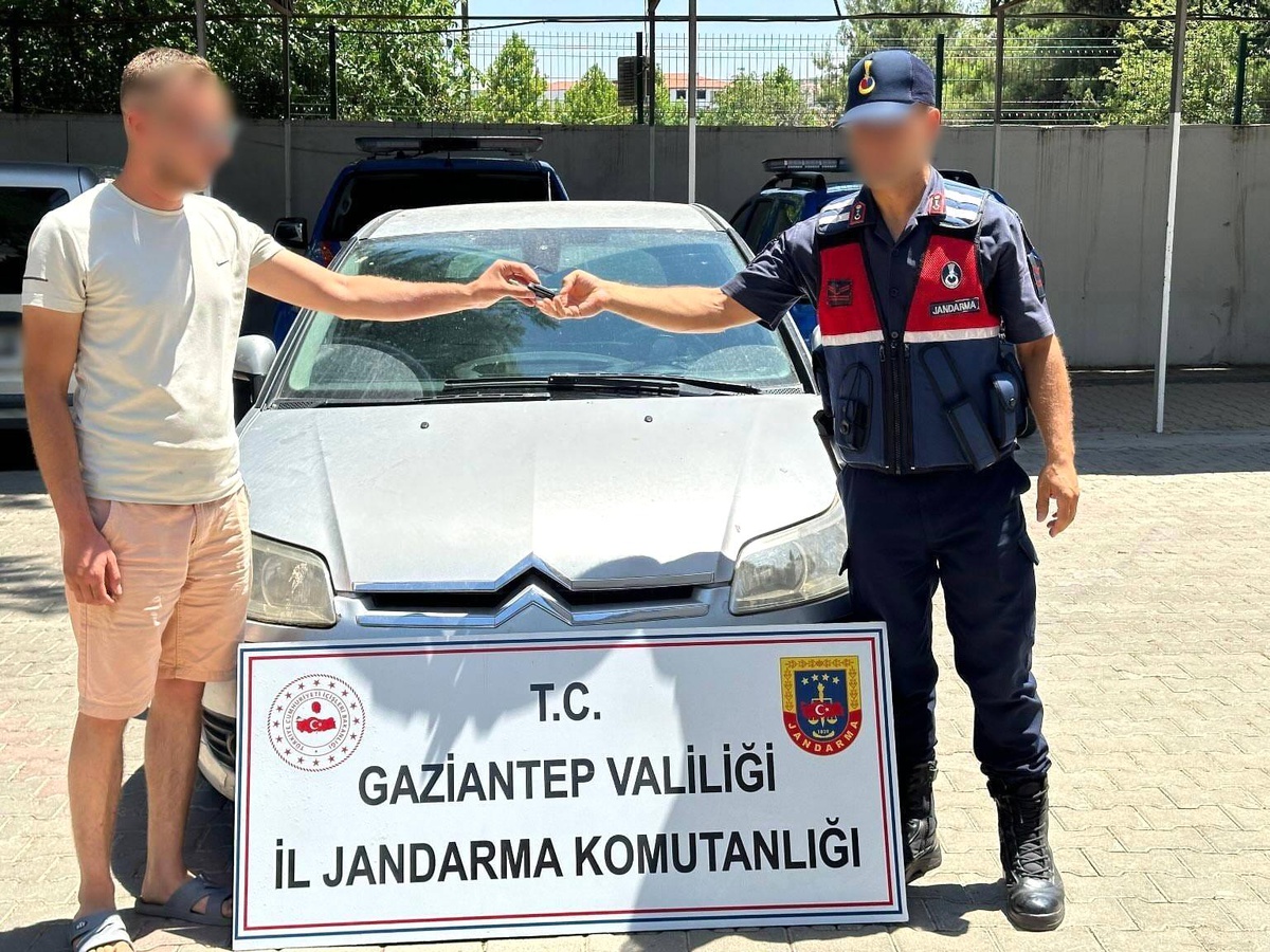 Gaziantep\'te Silah Zoruyla Araç Gasp Eden 3 Şüpheli Yakalandı