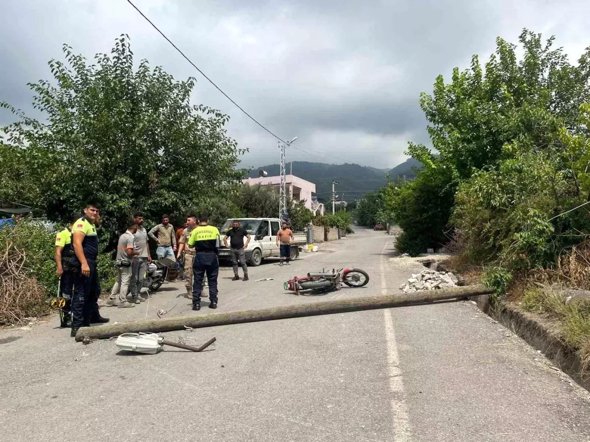 Hatay\'ın Dörtyol ilçesinde elektrik direği devrilen şahıs yaralandı