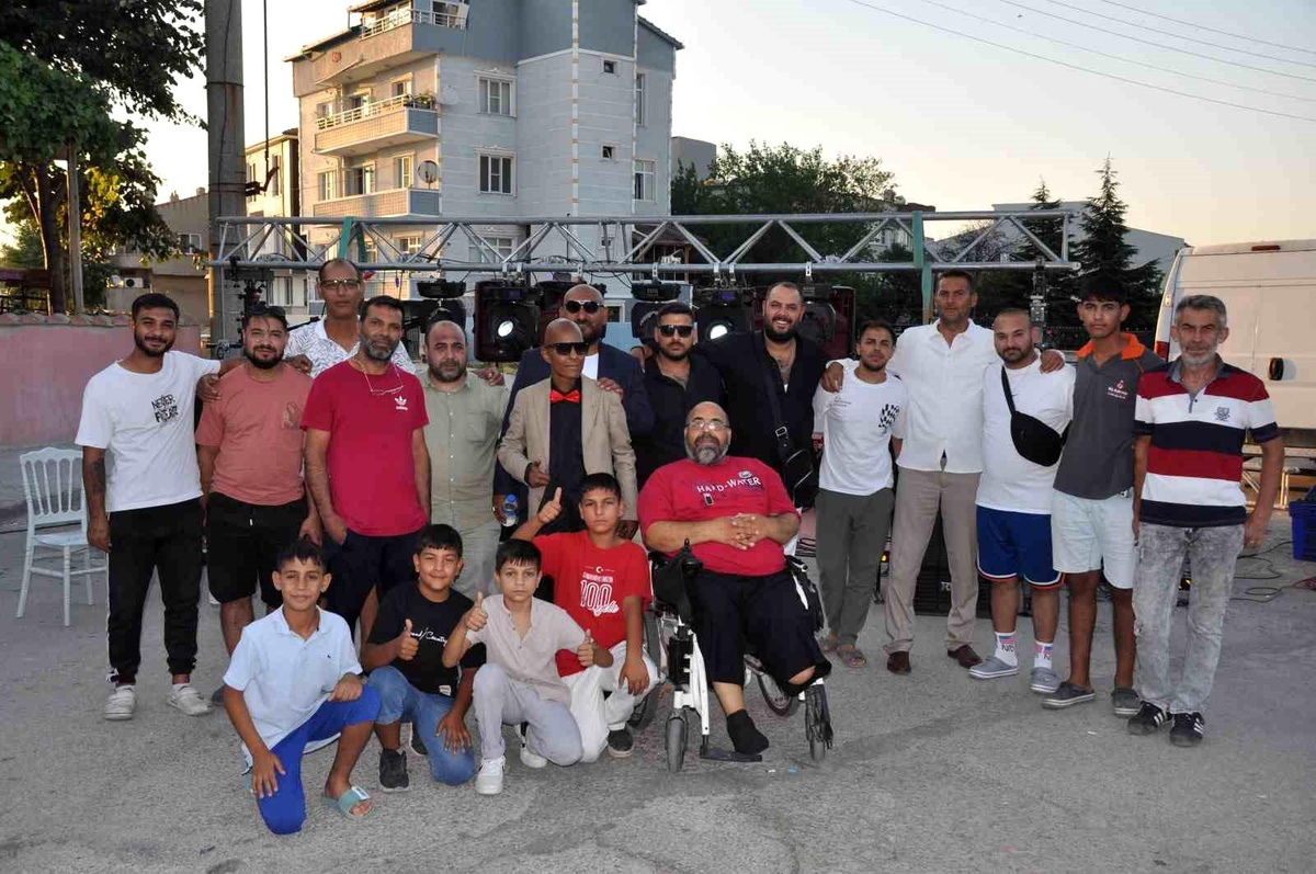 Kanser hastası genç için sürpriz doğum günü eğlencesi düzenlendi