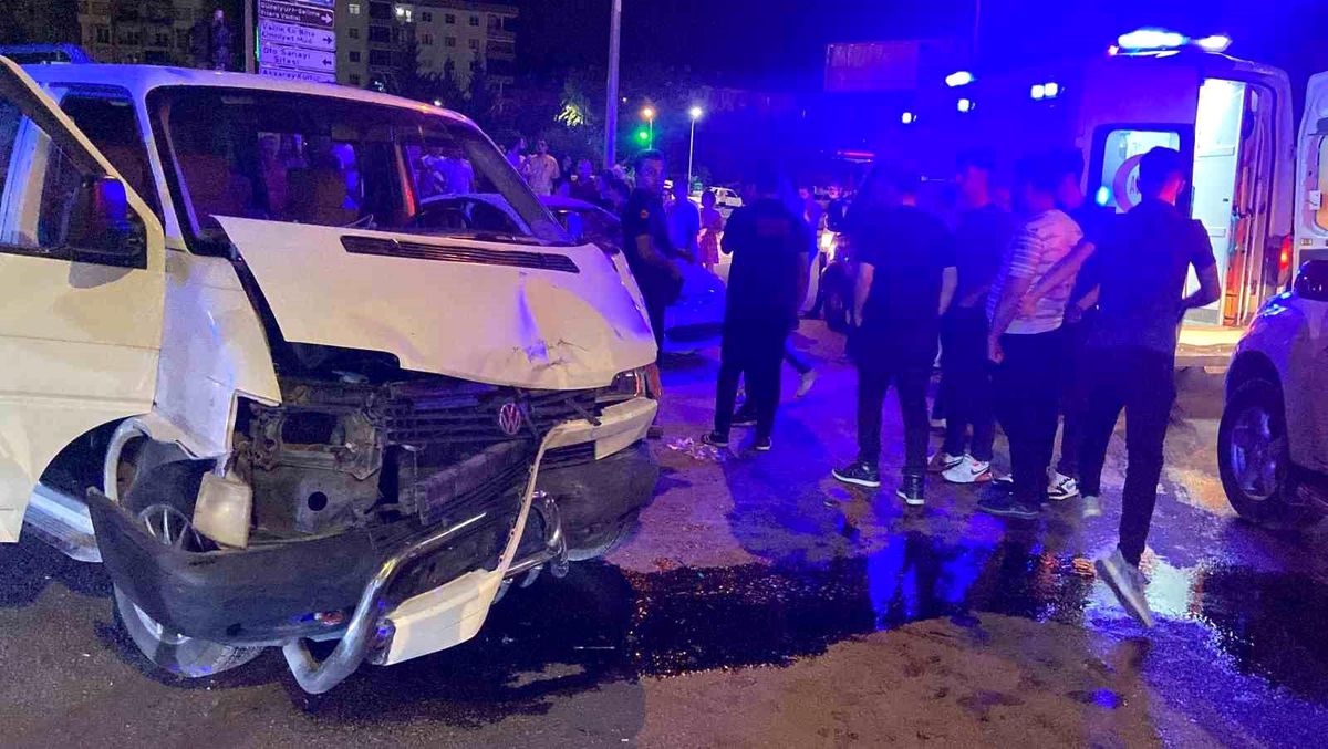 Aksaray\'da Minibüs ile Otomobil Çarpıştı: 3 Kişi Yaralandı