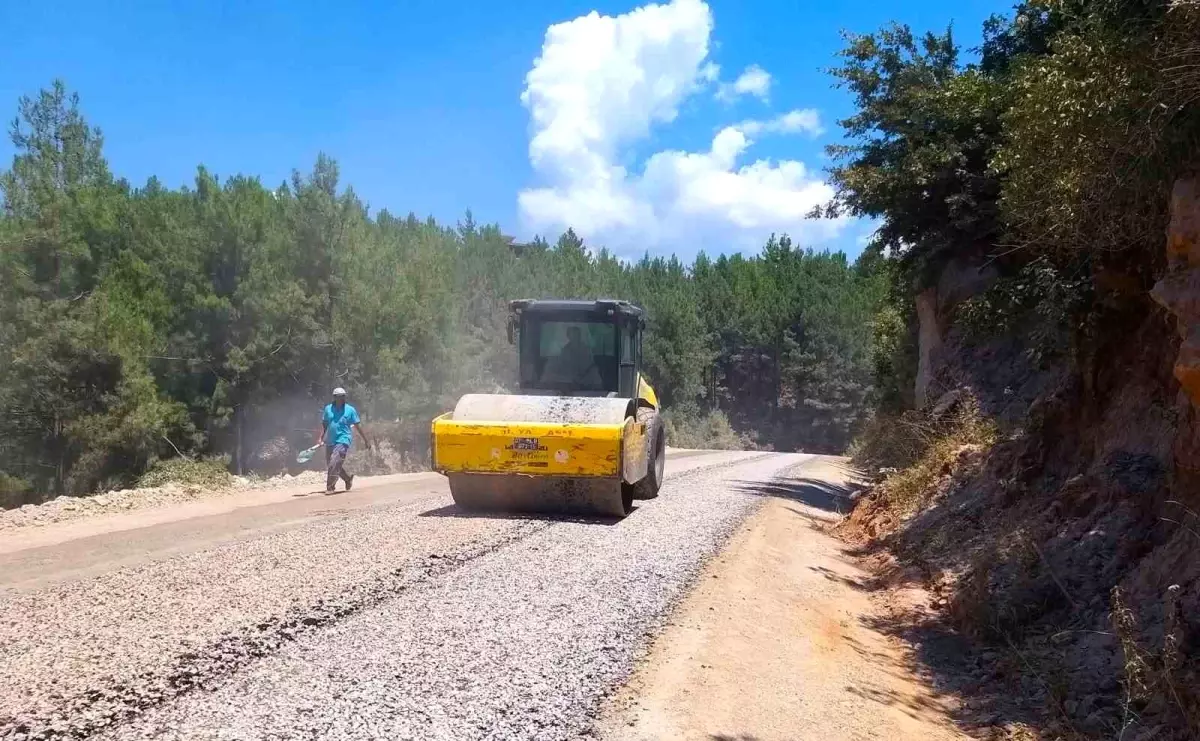 Alanya Belediyesi Mahmutseydi Çevre Yolu\'nda Asfalt Çalışması Başlattı