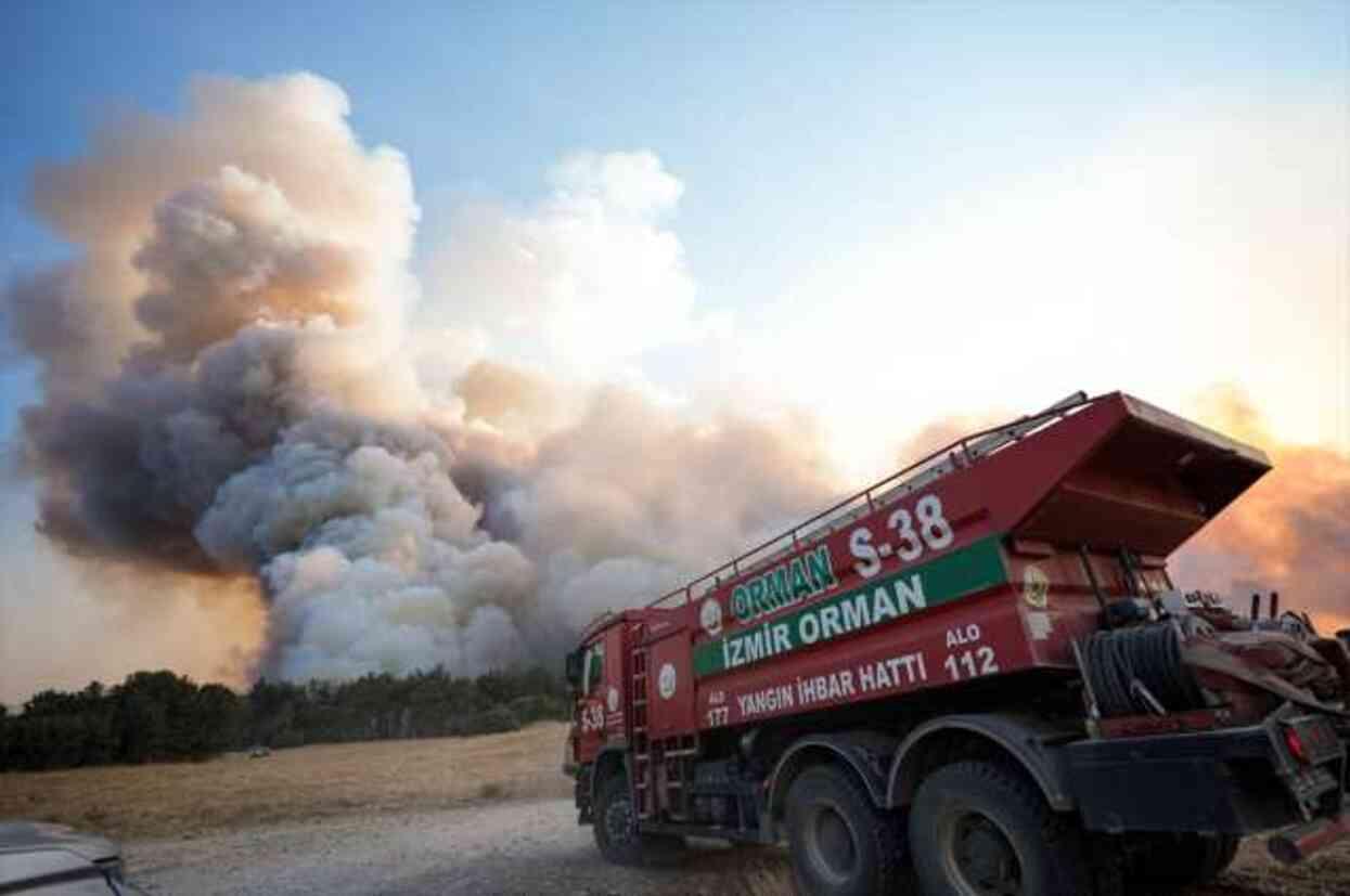 Alevler yerleşim yerlerine sıçramak üzereydi! İzmir'de 20 saattir süren orman yangını kontrol altına alındı