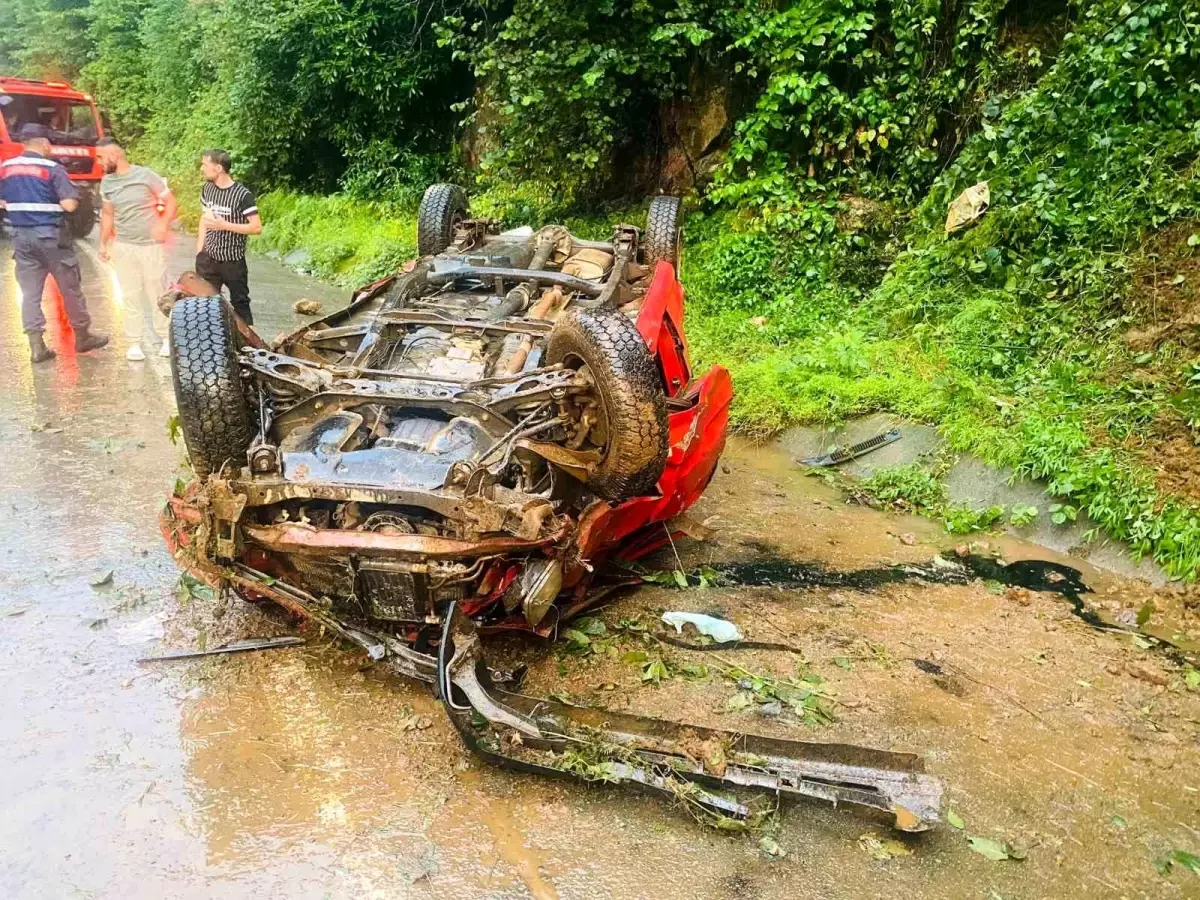 Rize\'nin Ardeşen ilçesinde freni boşalan kamyonet uçurumdan aşağıya yuvarlandı