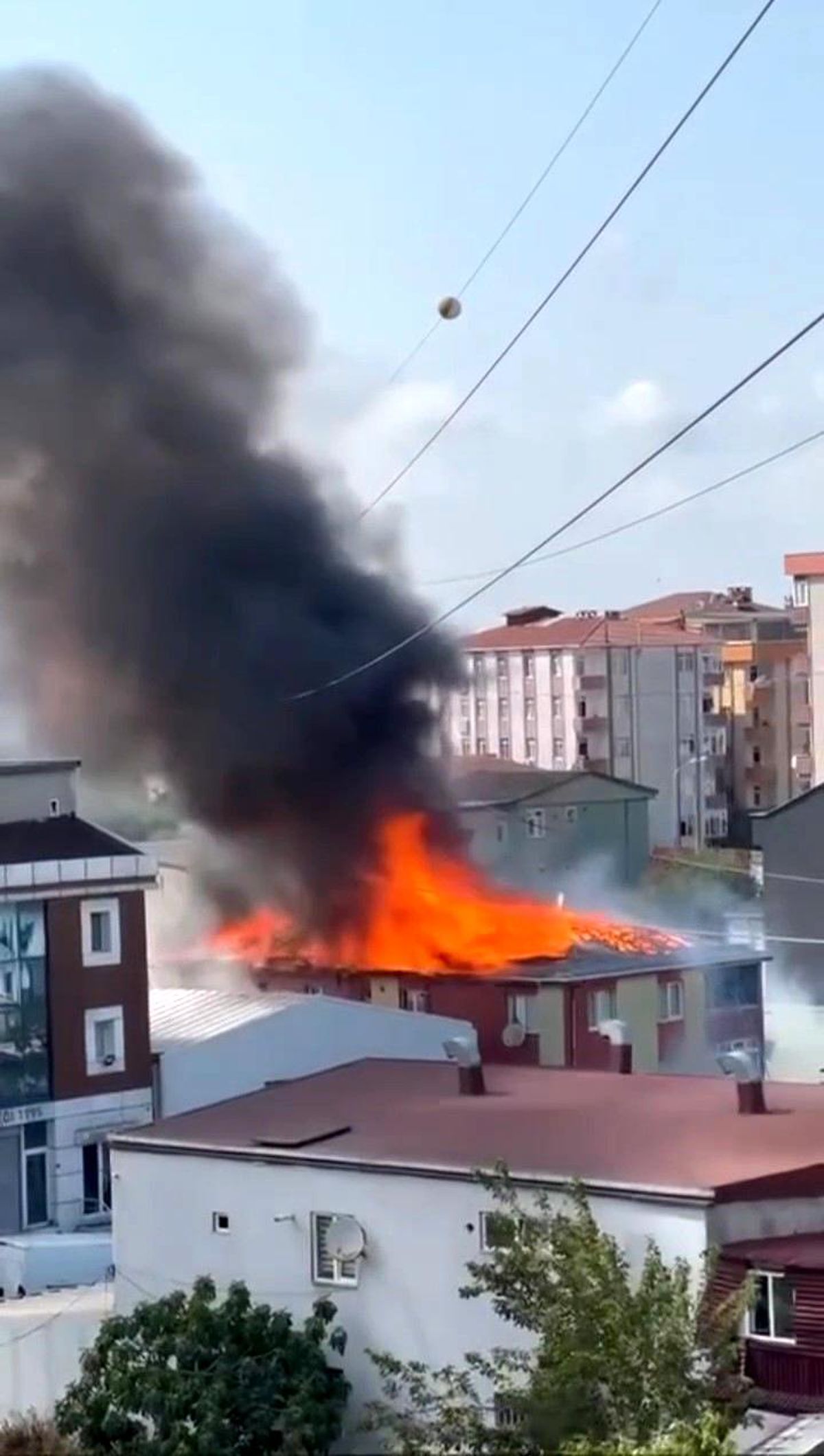 Ataşehir\'de Tadilat Sırasında Çıkan Yangın Çatıyı Sardı
