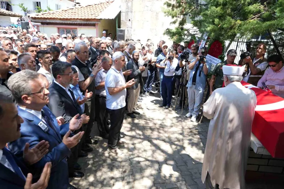 Bergama Orman İşletme Müdürü Şahin Dönertaş\'ın Şehit Cenazesi Manisa\'da Defnedildi