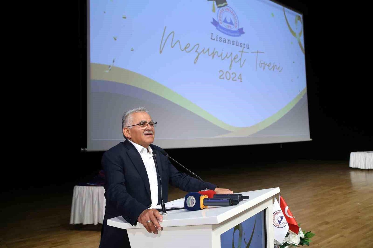 Başkan Büyükkılıç, Erciyes Üniversitesi Lisansüstü Mezuniyet Töreni\'ne Katıldı