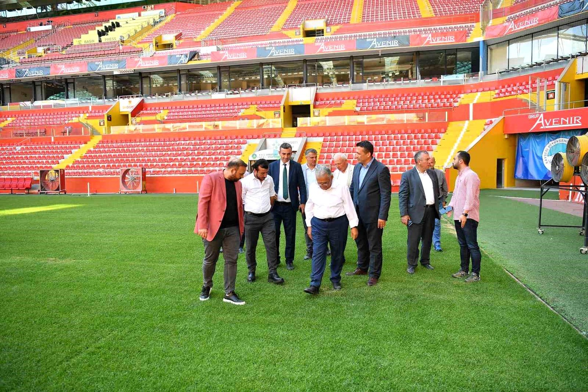 Kayseri Büyükşehir Belediyesi RHG Enertürk Enerji Stadyumu\'ndaki Çim Çalışmalarını İnceledi
