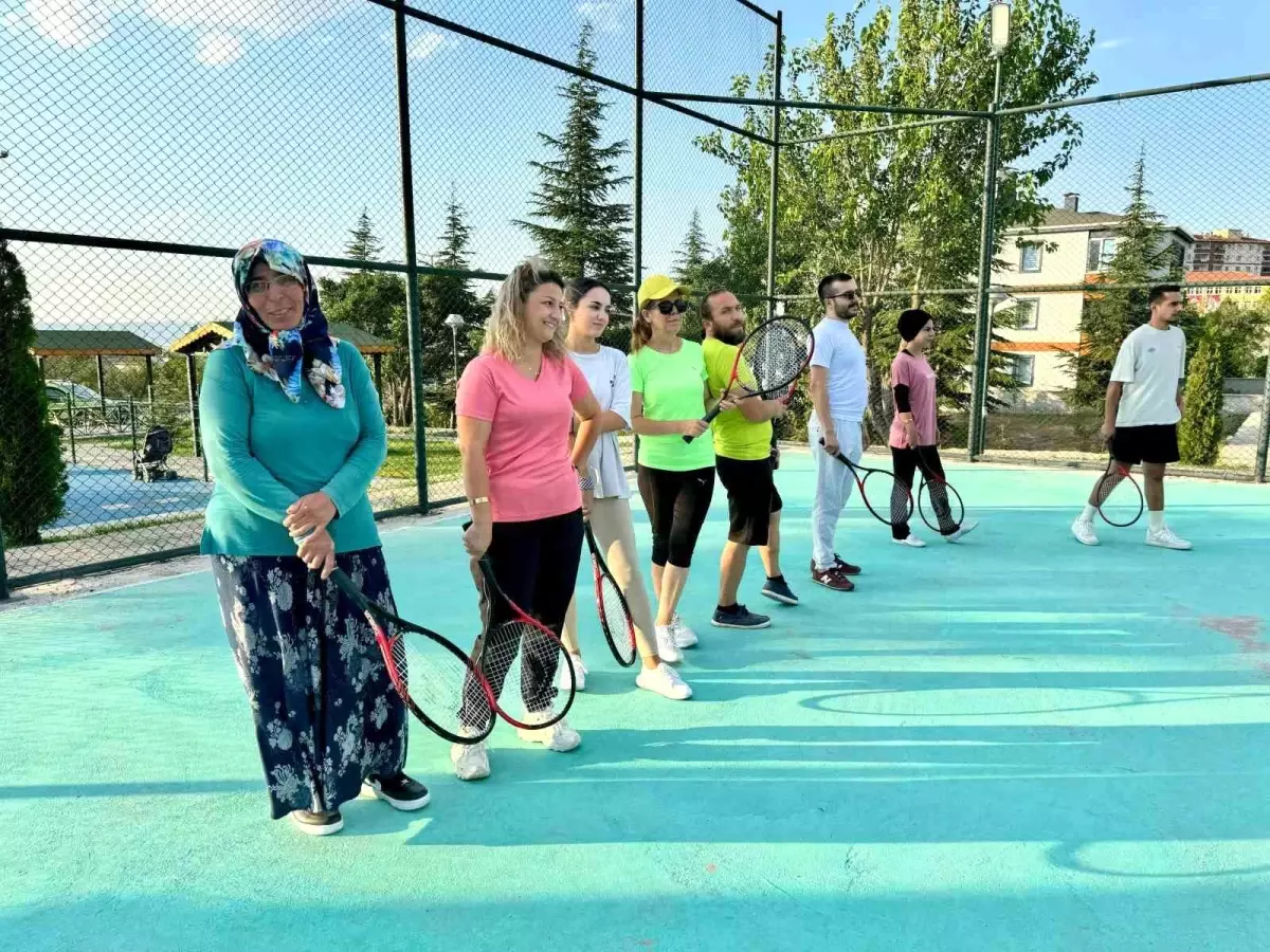 Hacılar Belediye Başkanı Bilal Özdoğan, Erciyes Mahallesi\'ndeki Tenis Kursunu Ziyaret Etti