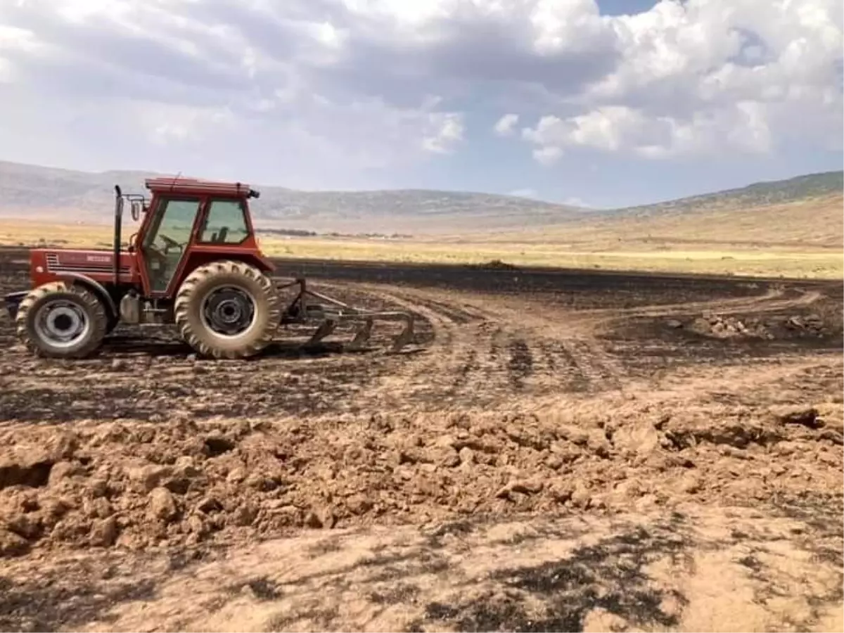 Bitlis\'te Biçerdöverle Hasat Yaparken Çıkan Yangında 4 Hektar Alan Yandı