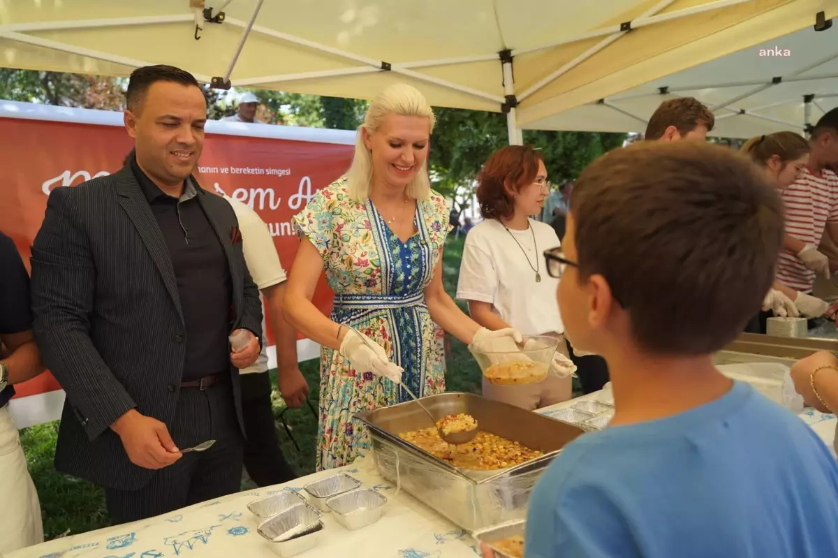 Bilecik Belediye Başkanı Melek Mızrak Subaşı Vatandaşlara Aşure İkramında Bulundu