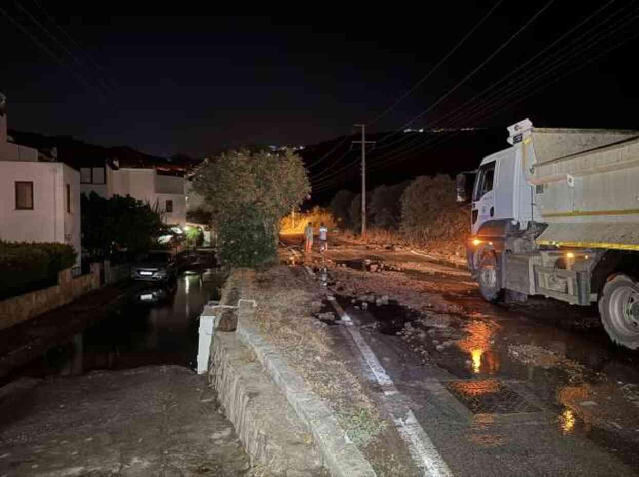 Bodrum'da içme suyu hattı patladı, yolda çökme meydana geldi