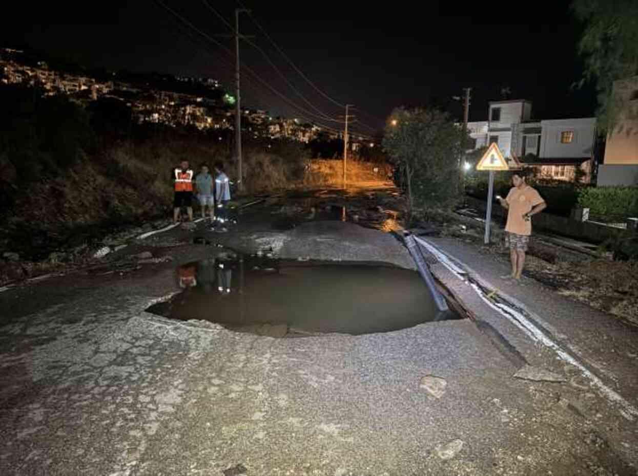 Bodrum'da içme suyu hattı patladı, yolda çökme meydana geldi