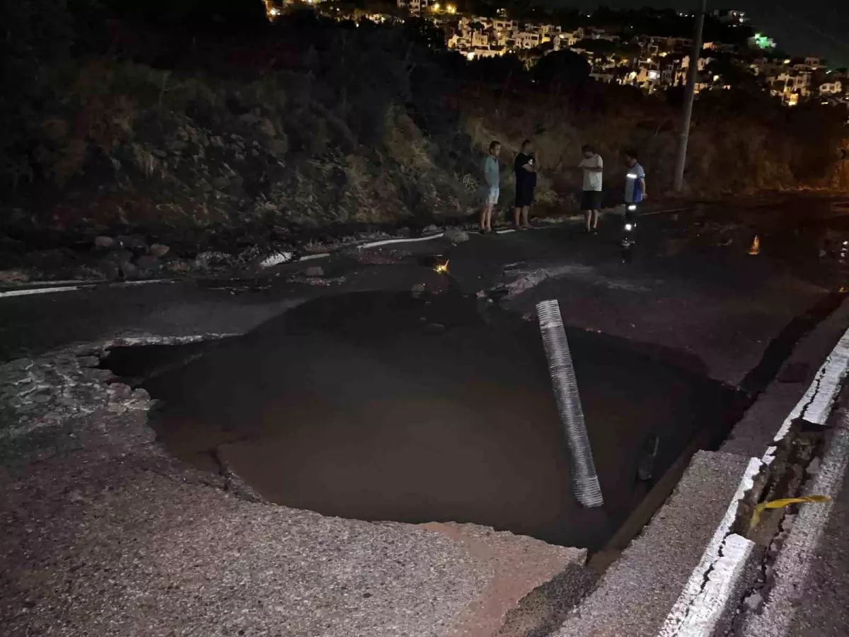 Bodrum\'da ana su hattı patladı, cadde göle döndü