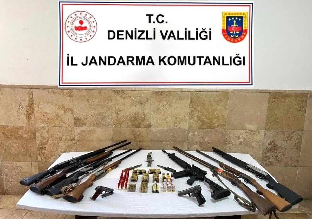 Denizli\'de Silah Kaçakçılığı Operasyonu: Çok Sayıda Silah ve Mühimmat Ele Geçirildi