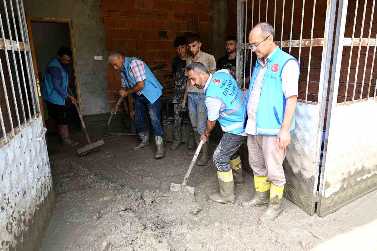 Erzurum İl Müftülüğü, sel felaketinden etkilenen vatandaşlara yardım ediyor