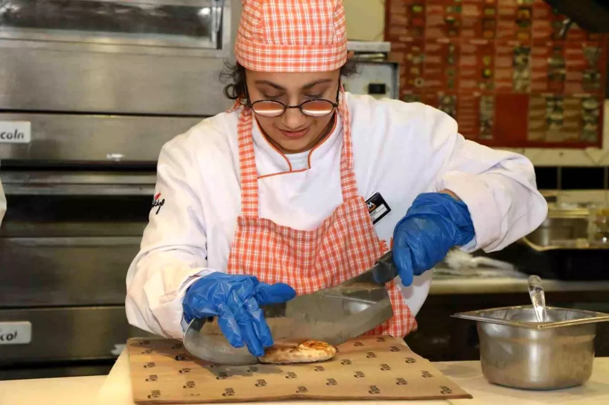 Özel birey Esmanur Karaman, eğitim aldığı merkezin desteğiyle iş sahibi oldu