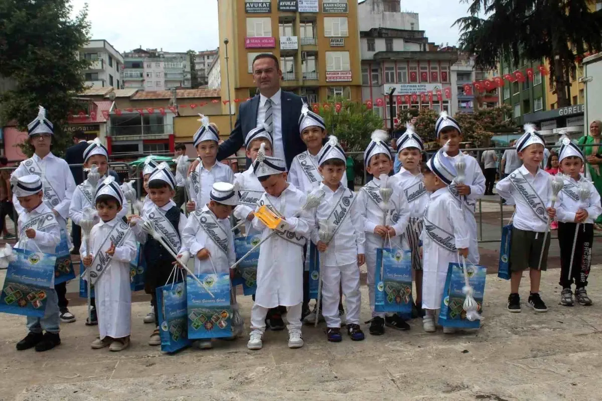 Görele Belediyesi tarafından düzenlenen sünnet şöleninde 27 çocuk sünnet edildi