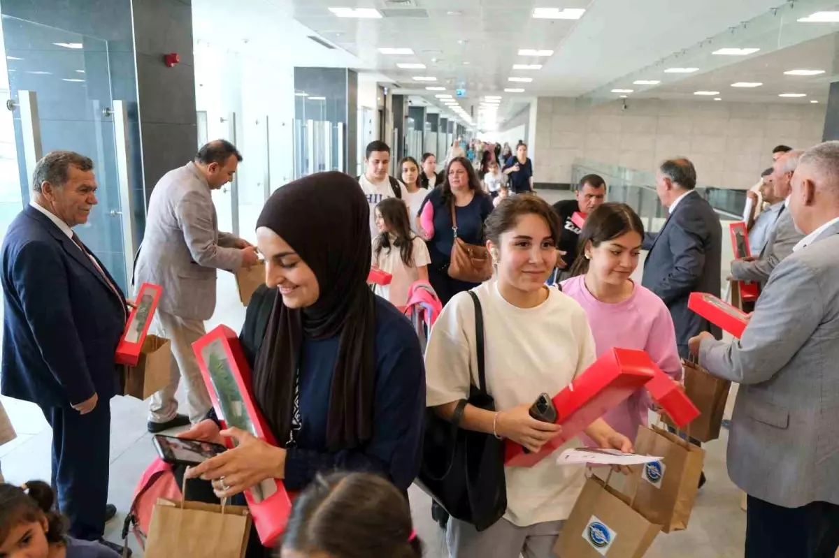 Kayseri\'ye gelen gurbetçiler çiçeklerle karşılandı