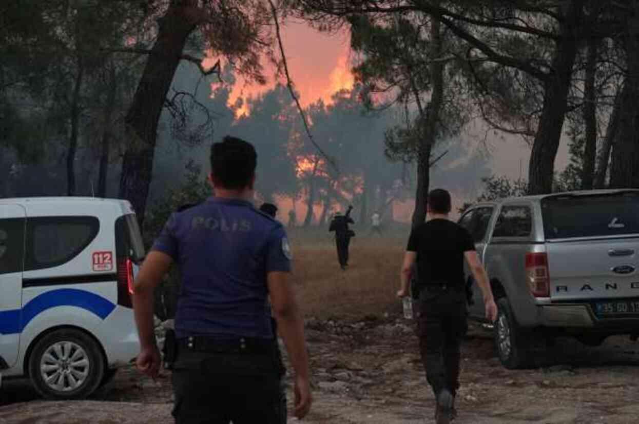 İzmir'de alevler saatlerdir söndürülemiyor! 1 mahallenin tahliyesine başlandı