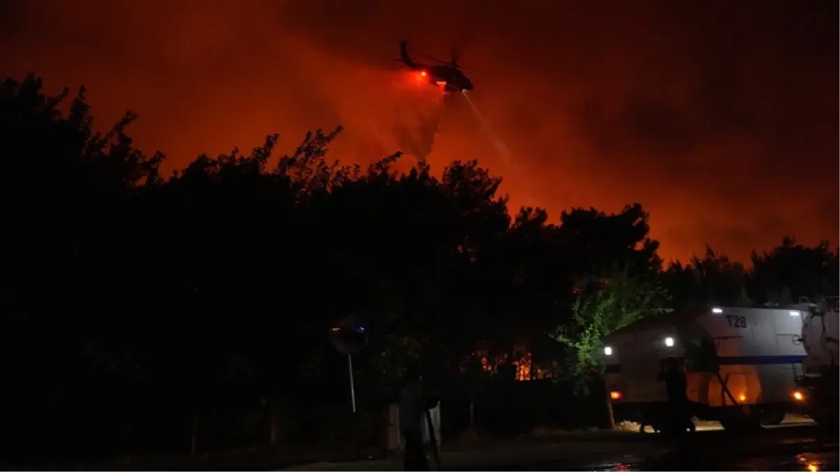 İzmir\'de alevler saatlerdir söndürülemiyor! 1 mahallenin tahliyesine başlandı