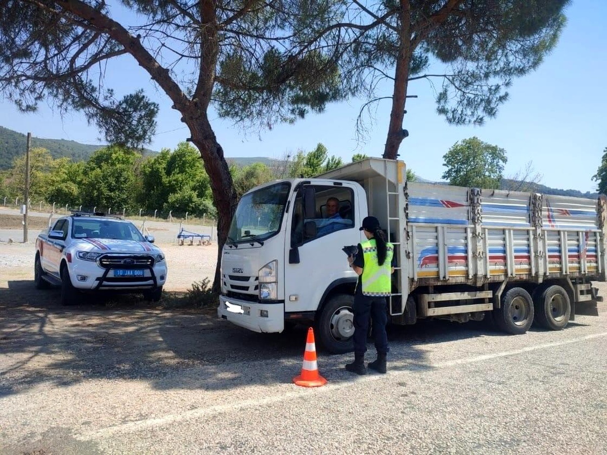 Balıkesir\'de Yük Taşıyan Araçlara Özel Denetim