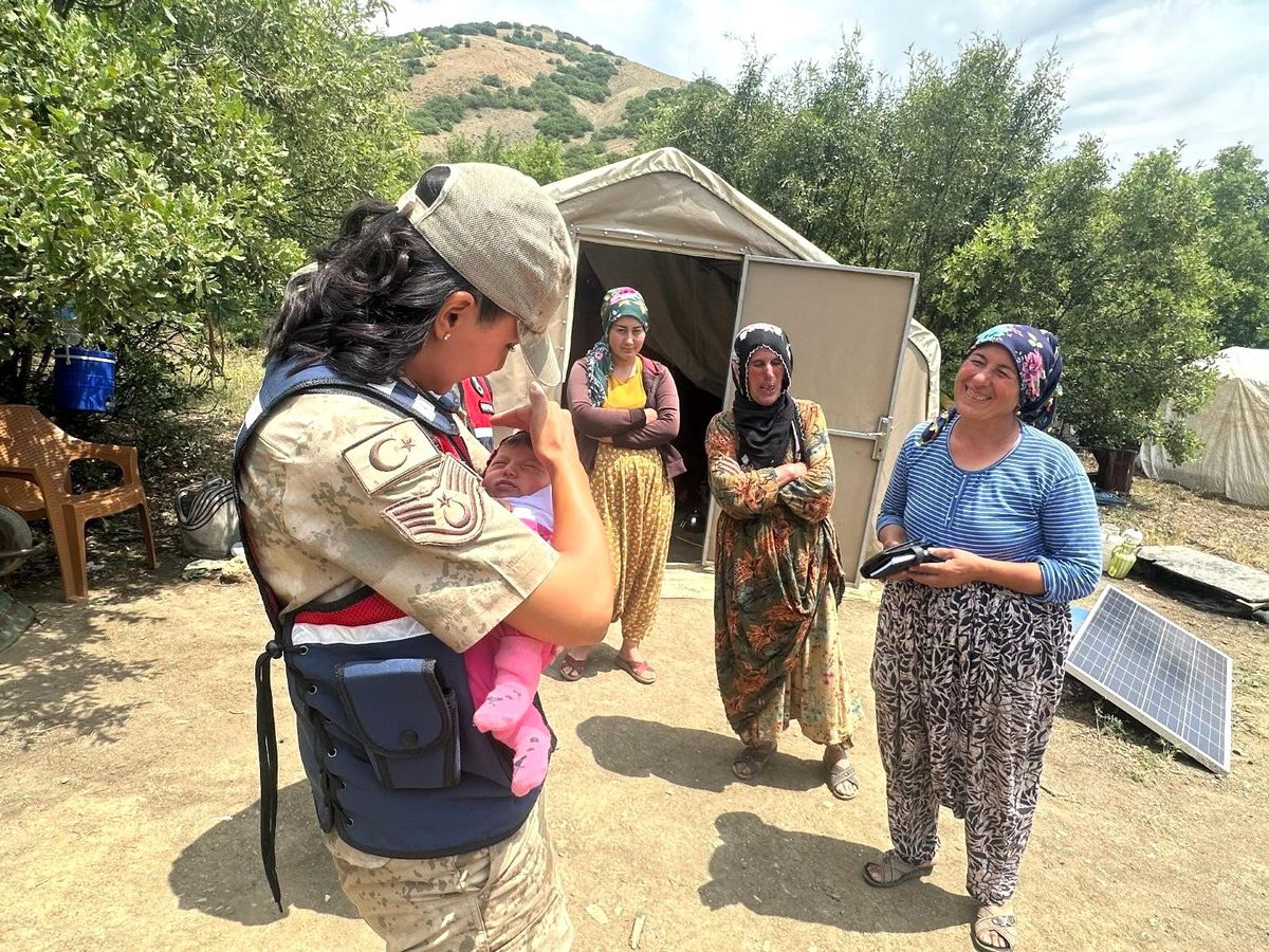 Erzincan\'da Jandarma Ekipleri Okula Gitmeyen Çocuklara Yardım Etti