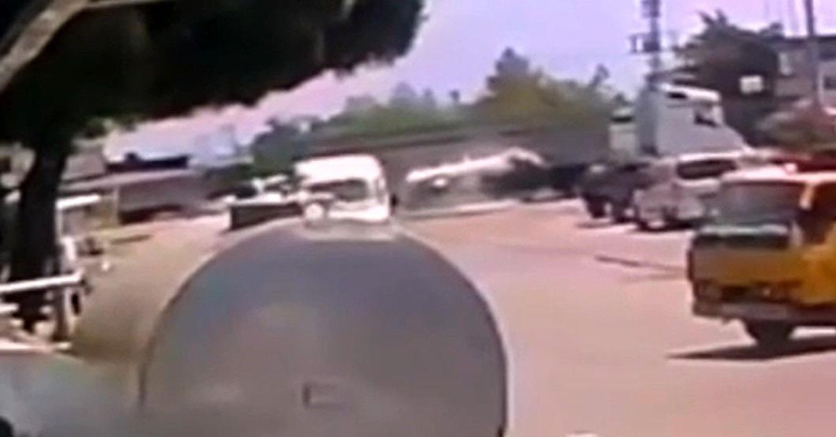 Aydın\'da meydana gelen trafik kazasında otomobil yan yattı, polis tır sürücüsünü arıyor