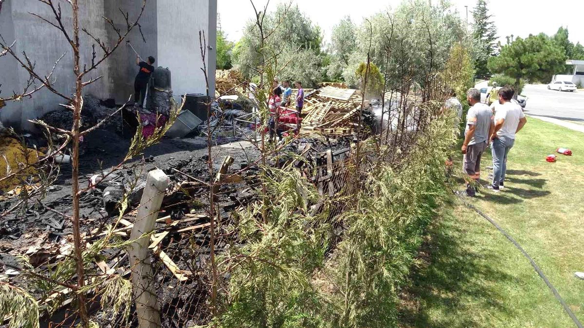Kütahya\'da Plastik Fabrikasında Çıkan Yangın Söndürüldü