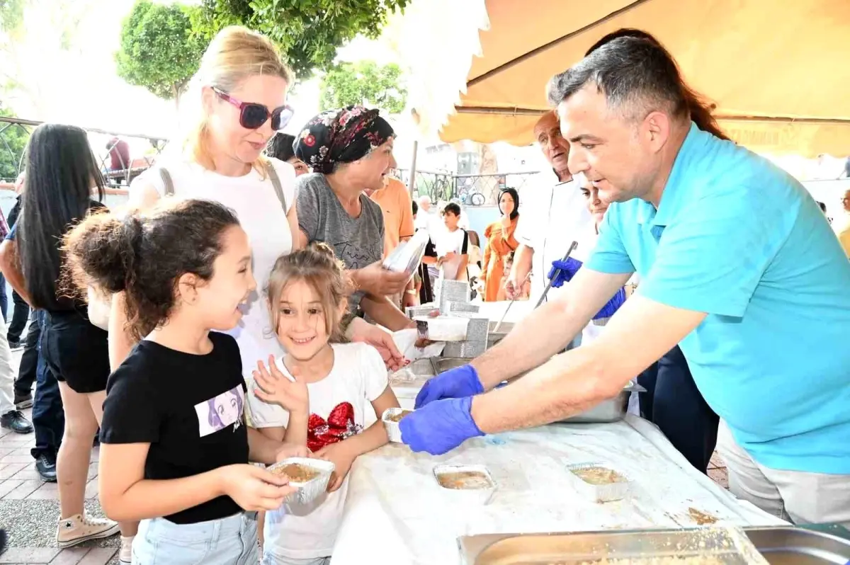 Manavgat Belediyesi Muharrem Ayı Vesilesiyle Vatandaşlara Aşure Dağıttı