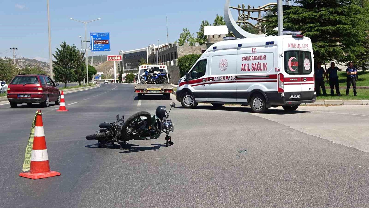 Kütahya\'da Otomobil ile Motosiklet Çarpıştı: 1 Yaralı