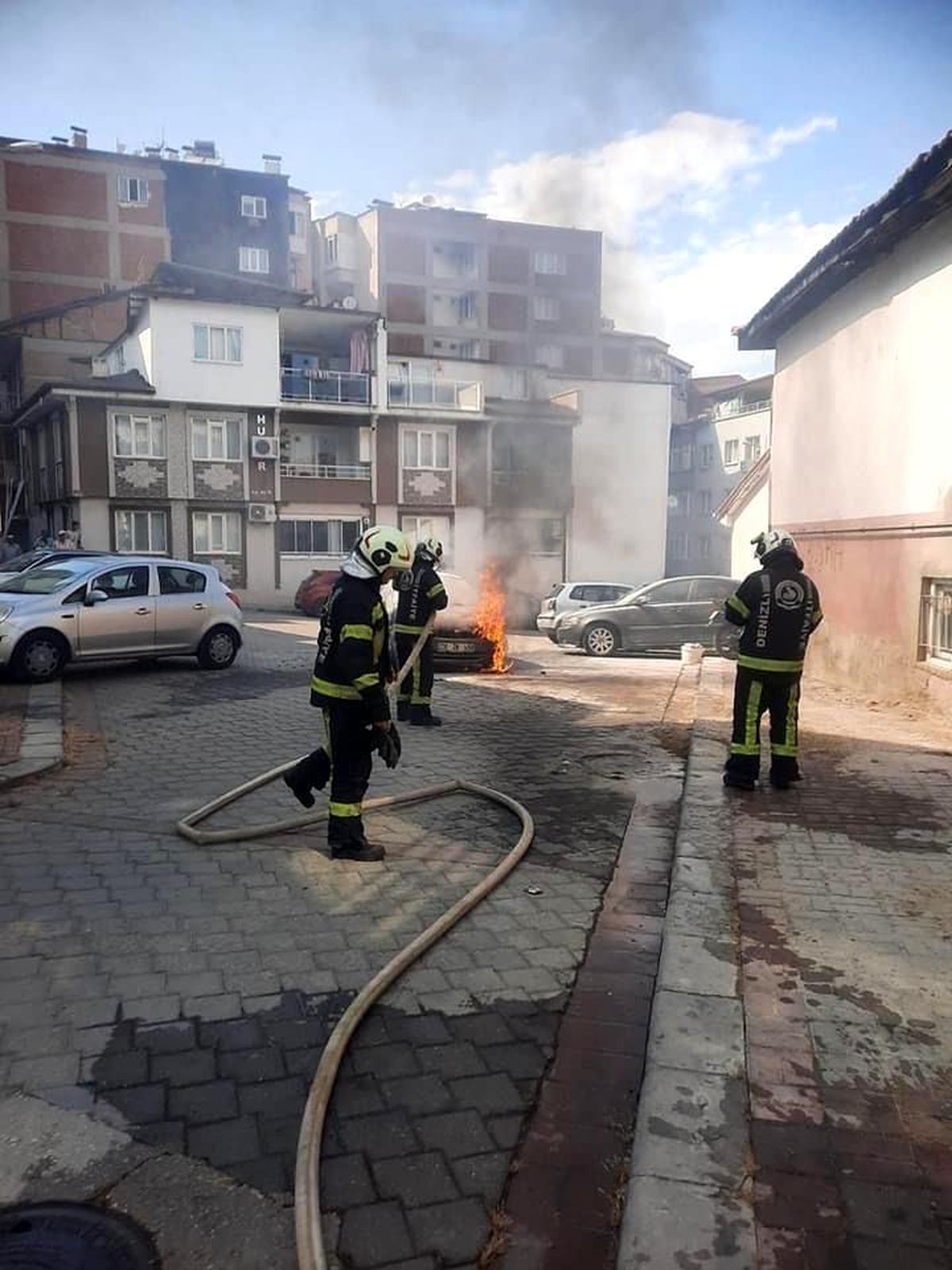 Denizli\'de Park Halindeki Araç Alev Aldı
