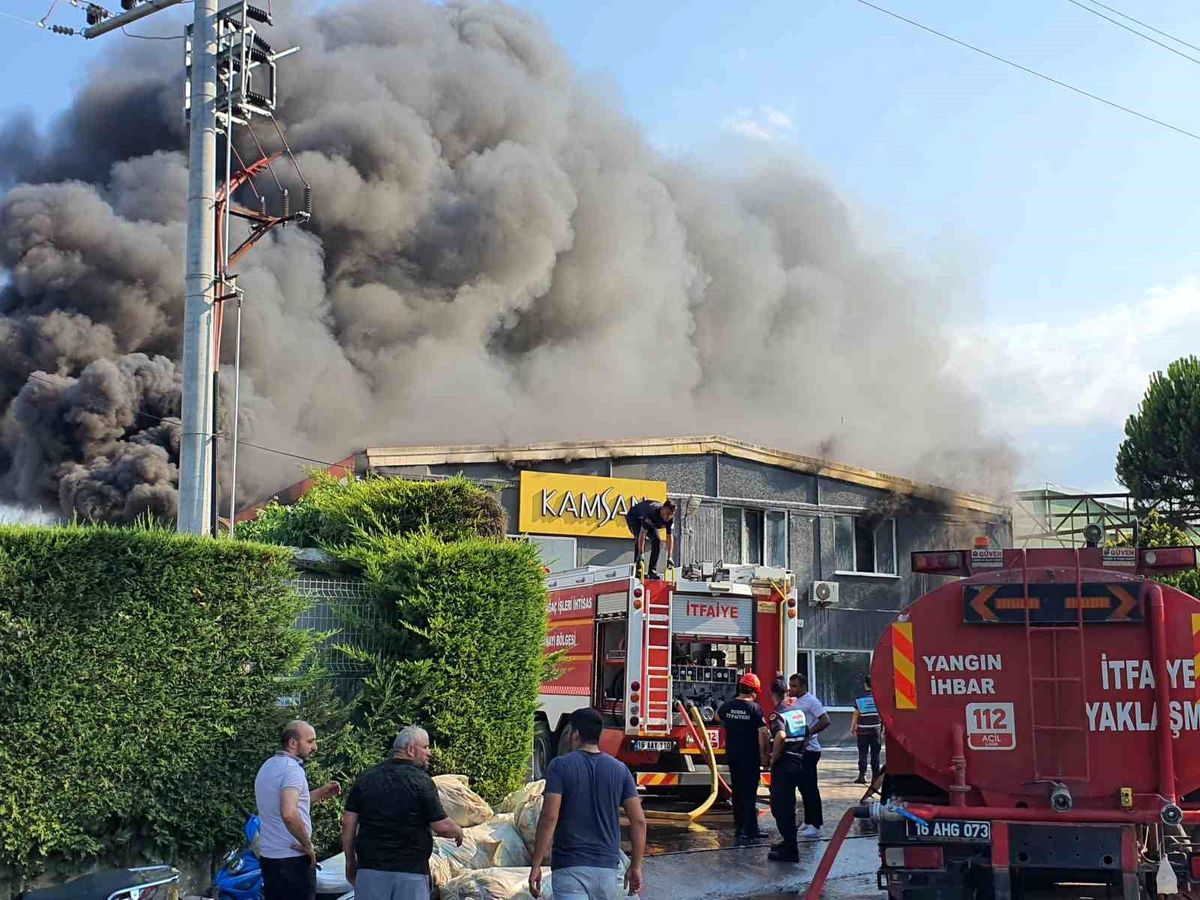 İnegöl\'deki Sandalye Fabrikasında Yangın Kontrol Altına Alındı
