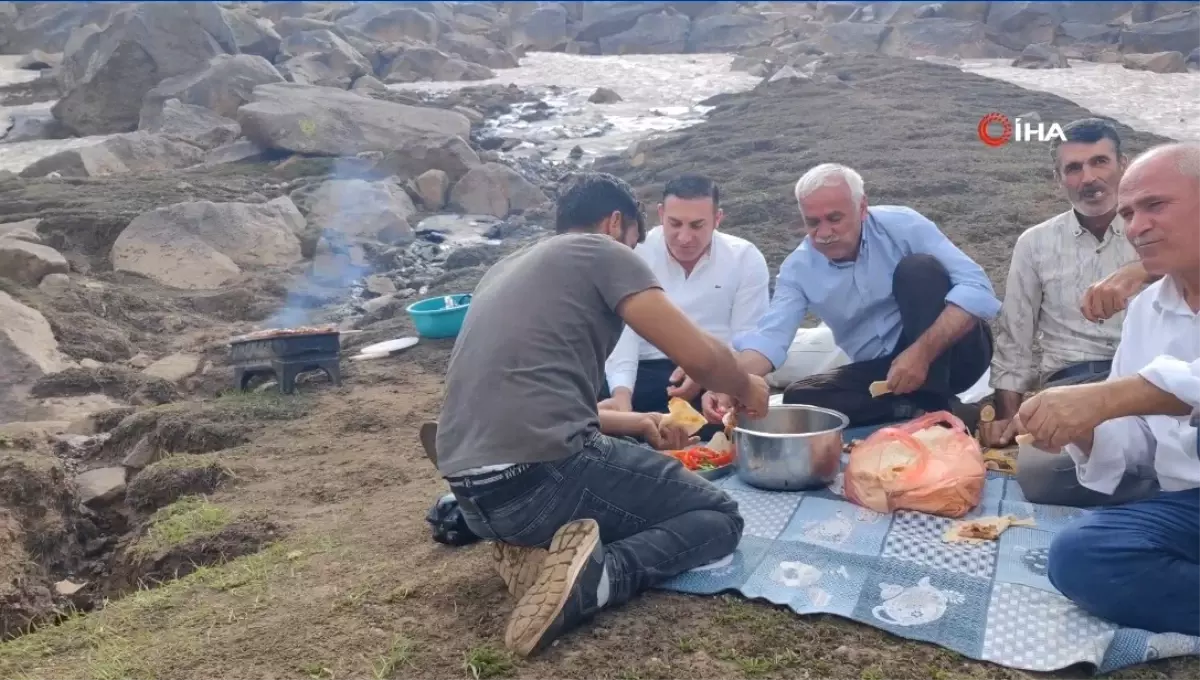 Sıcaktan bunalanlar Süphan Dağı eteklerindeki kar üzerinde piknik yaptı