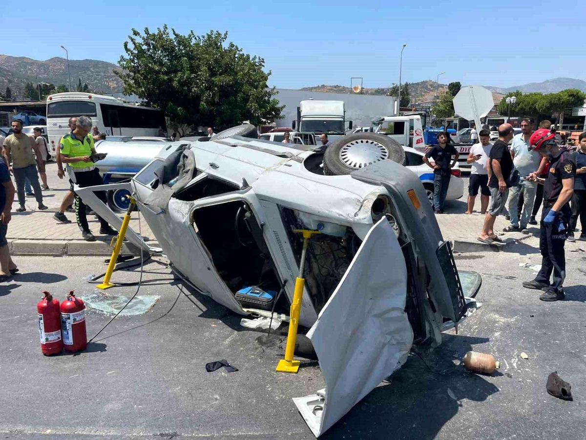 Aydın Söke\'de trafik kazası: Otomobil yan yattı, polis tırı yakalamak için çalışma başlattı