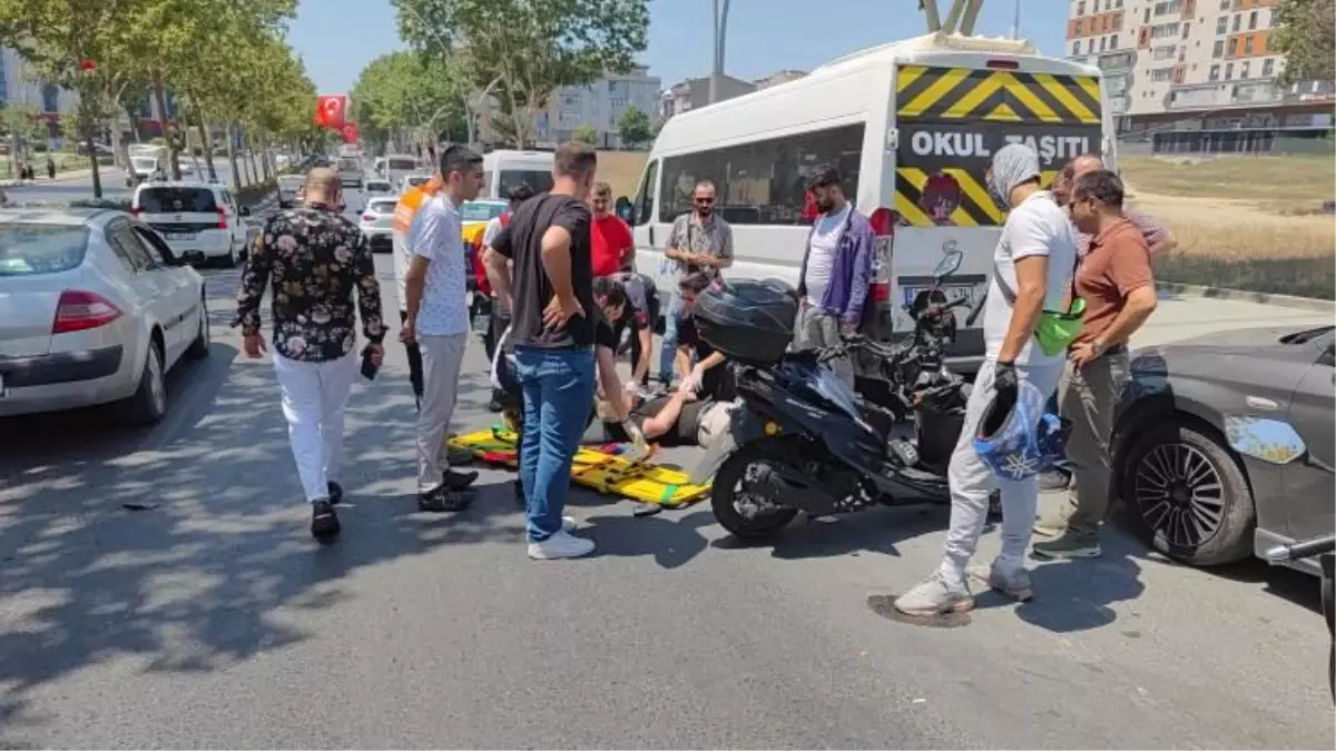 İstanbul Sultangazi\'de Motosikletli Kaza: Kask Takmayan Sürücü Servis Aracına Çarptı