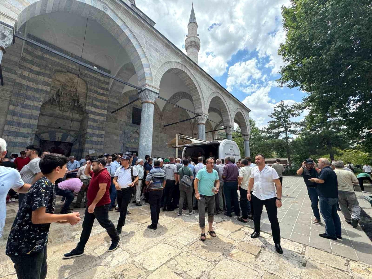 Tokat\'ta 5 Camide Cuma Namazı Sonrası Aşure İkramı