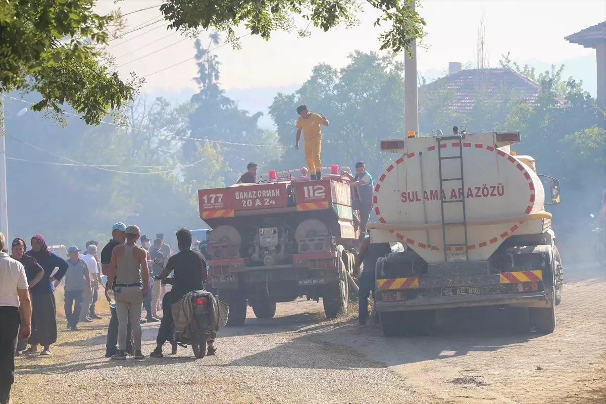 Uşak\'ın Banaz ilçesinde ormanlık alanda çıkan yangına havadan ve karadan müdahale ediliyor