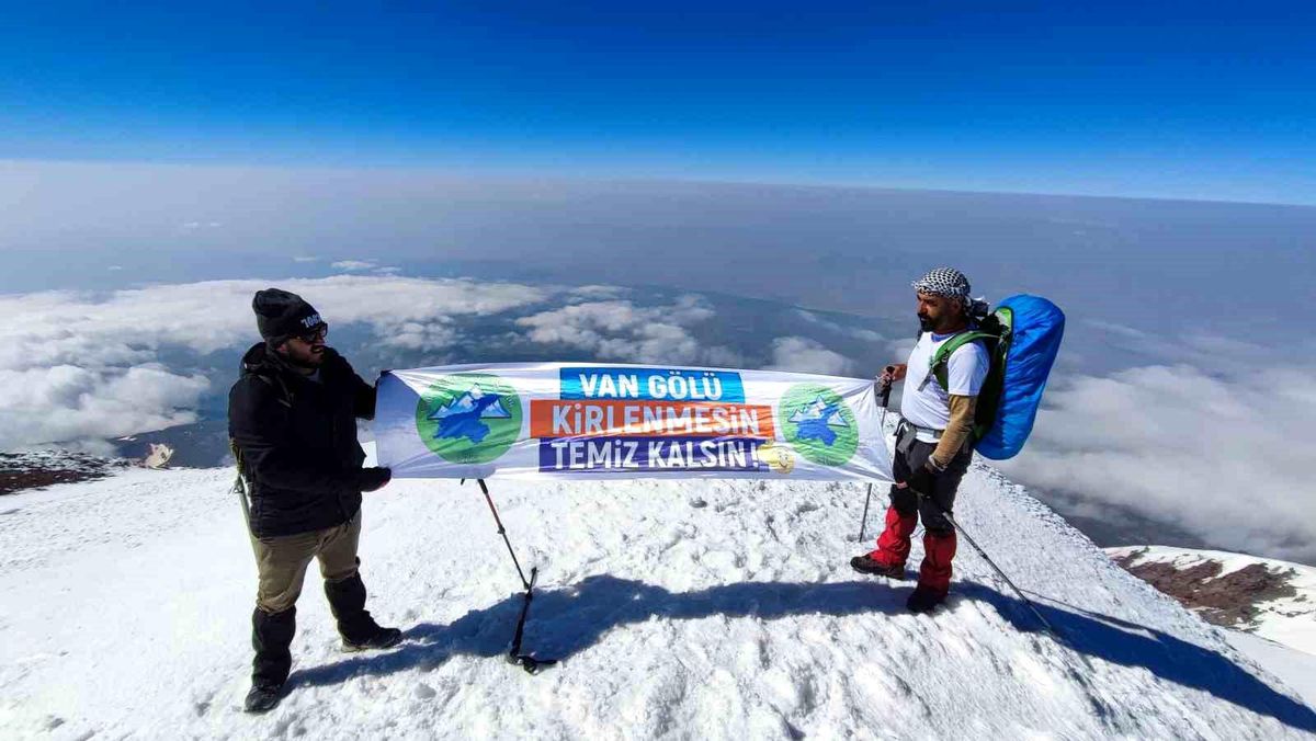 Vadi Doğa Sporları Kulübü Üyeleri Ağrı Dağı\'nda Van Gölü\'nü Koruma Çağrısı Yaptı