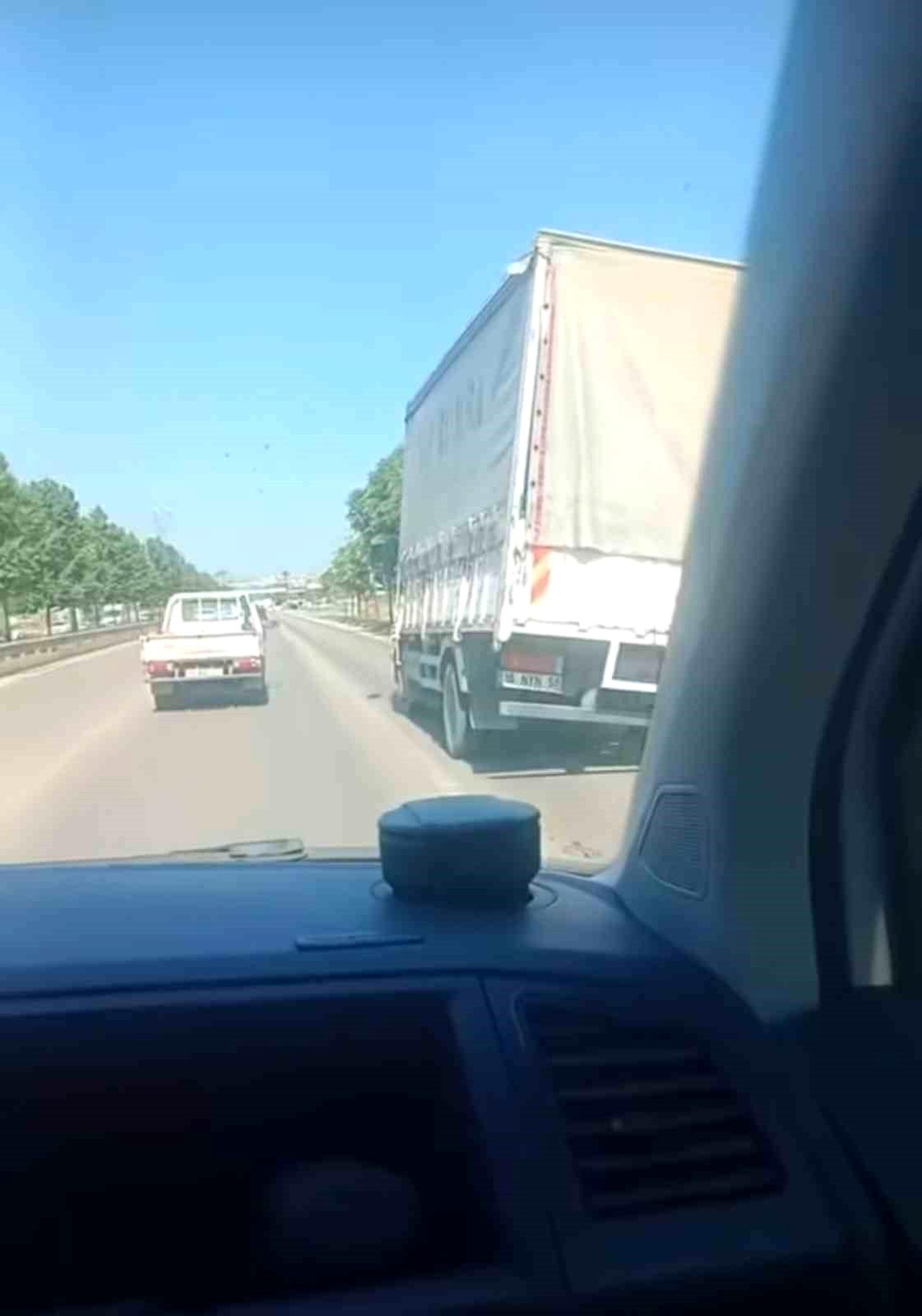 Bursa\'da trafikte yan şekilde seyreden kamyon tehlike saçtı