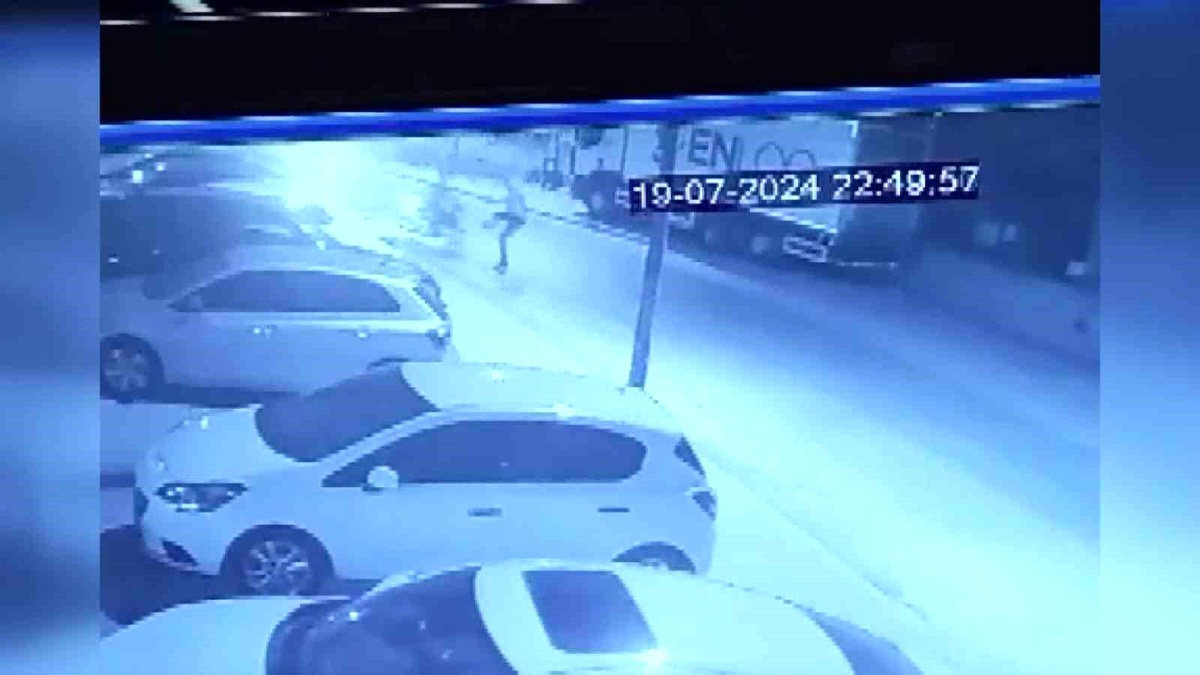 Adana\'da Ehliyetsiz Motosikletli Polisi Yaraladı