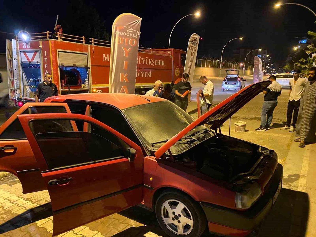 Malatya\'da Otomobil Yangını İtfaiye Tarafından Söndürüldü