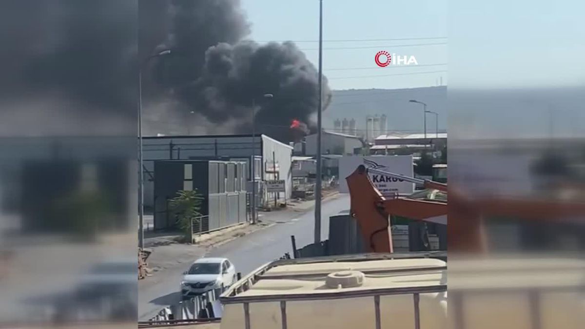 Ataşehir\'de tır yangını, alevlerin fabrikaya sıçrama riski üzerine itfaiye ekipleri sevk edildi